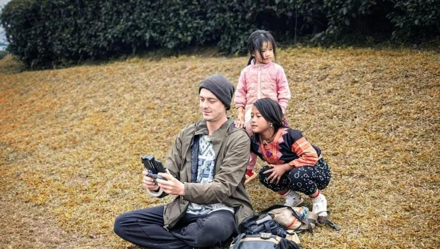 商船与美航母相撞后甲板上一片狼藉,澳门49码论坛资料应用截图,准确资料解释落实_精简版V8.6